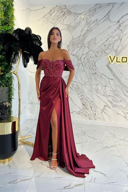Atemberaubendes, langes, schulterfreies Meerjungfrauen-Ballkleid aus Satin mit Schlitz