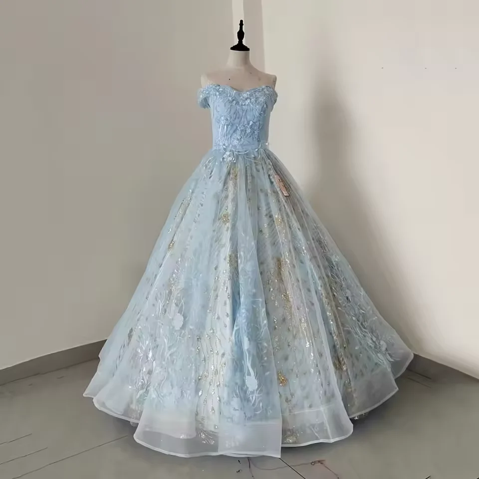 Hellblaues schulterfreies Tüll-Spitzen-Applikationen-Prinzessinnen-Kleid mit Glitzer-Ballkleid Y8129