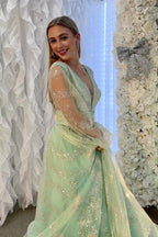 Vestido de fiesta largo con escote en V pronunciado, mangas ilusión y cuentas, color salvia polvorienta