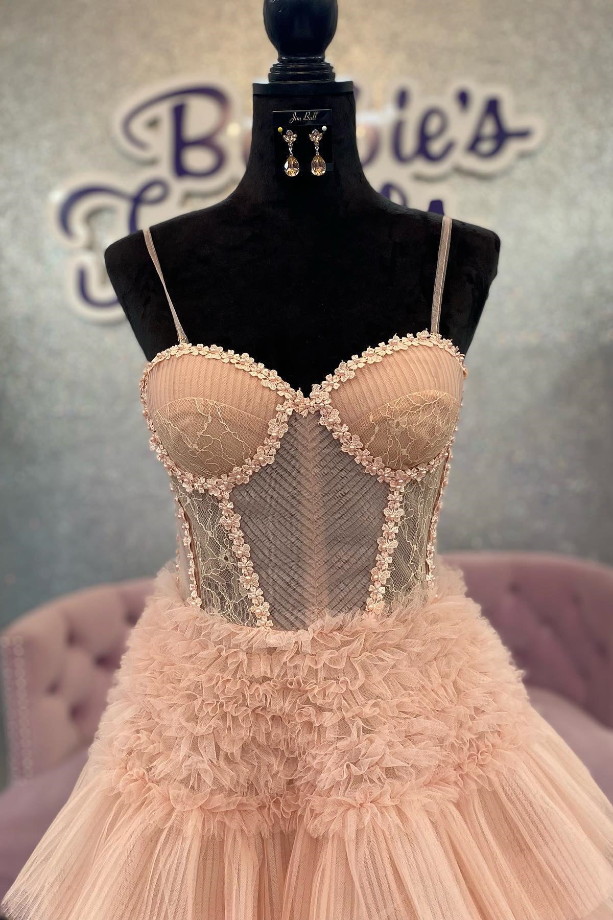 Averi | Zartrosa Tüll-Ballkleid mit Rüschenlagen und Schnürung am Rücken in A-Linie