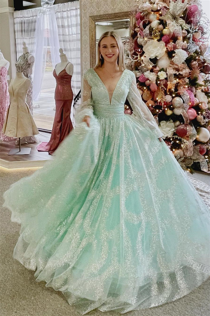 Sandy | Langes Ballkleid in Dusty Sage mit tiefem V-Ausschnitt, Illusionsärmeln und Perlenbesatz