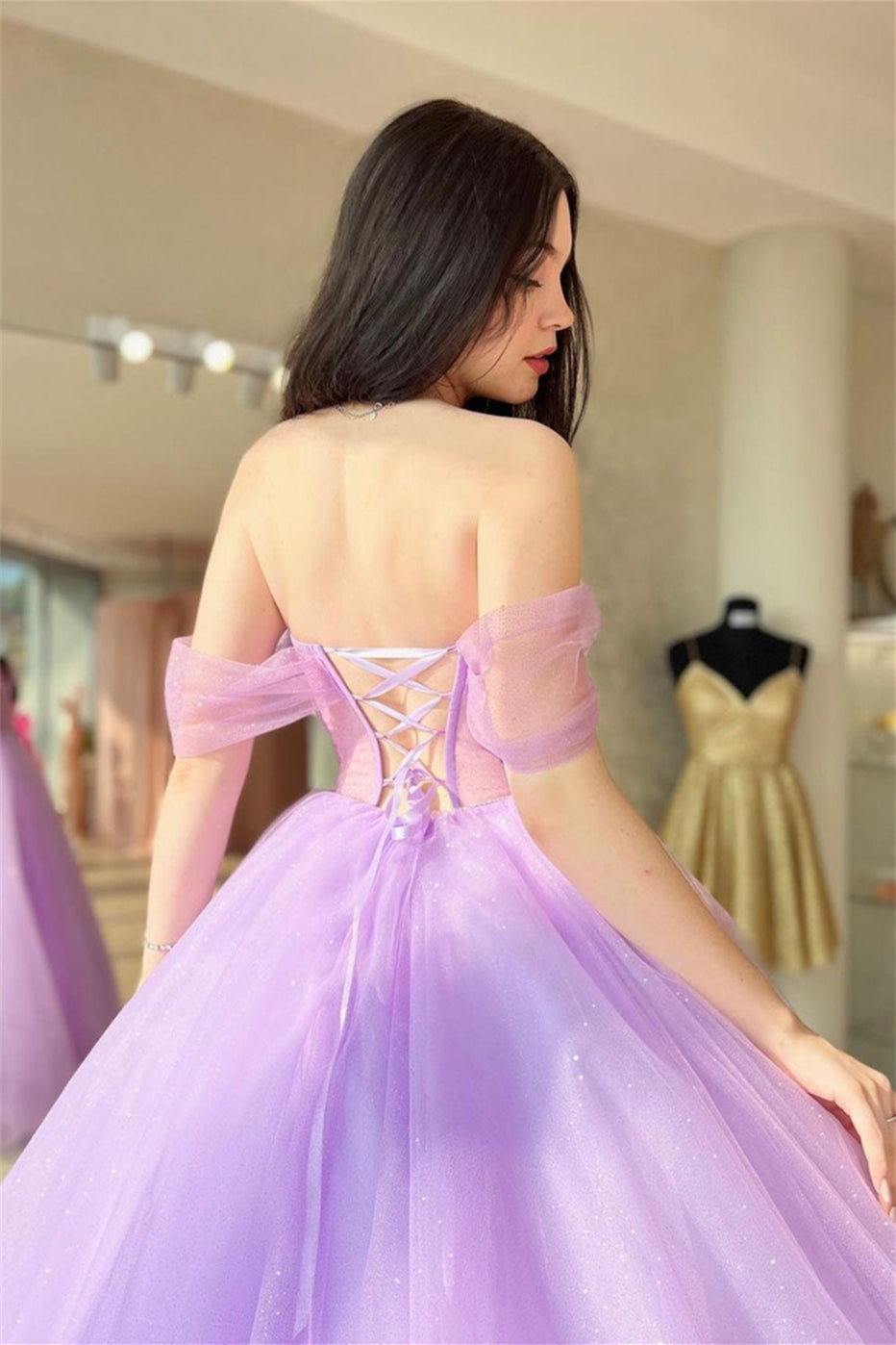 Tia | Lilafarbenes, schulterfreies, langes Ballkleid aus Tüll mit Schnürung