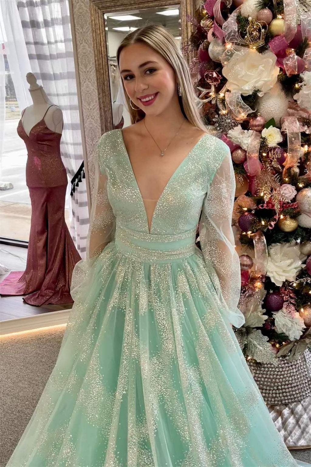 Vestido de fiesta largo con escote en V pronunciado, mangas ilusión y cuentas, color salvia polvorienta