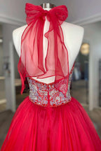 Rotes, perlenbesetztes, rückenfreies A-Linien-Ballkleid mit Neckholder