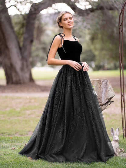 Bodenlanges Ballkleid aus Samttüll mit Spaghettiträgern
