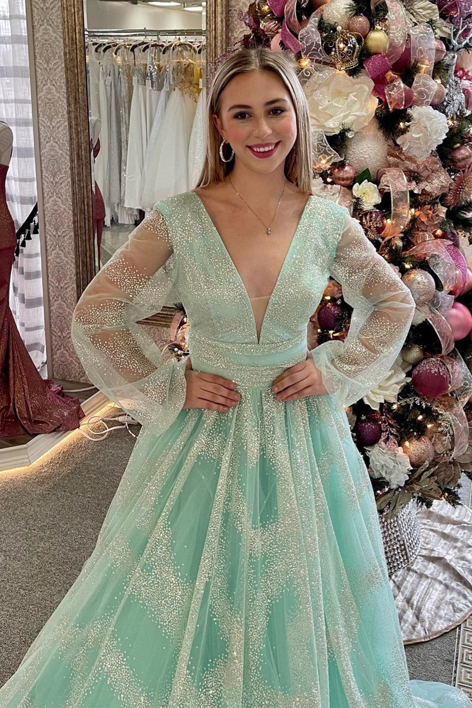 Vestido de fiesta largo con escote en V pronunciado, mangas ilusión y cuentas, color salvia polvorienta