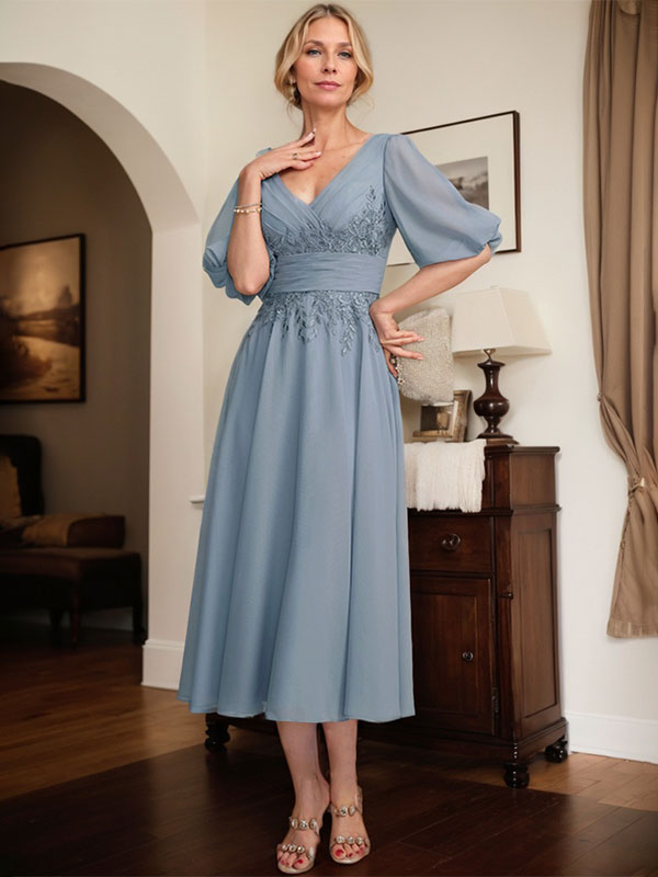 Vestido de madre de la novia de gasa con encaje, escote en V y largo hasta la rodilla con pliegues