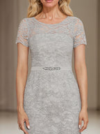 Vestido de gasa con encaje y cuentas para madre de la novia, largo hasta la rodilla, con escote redondo y corte columna