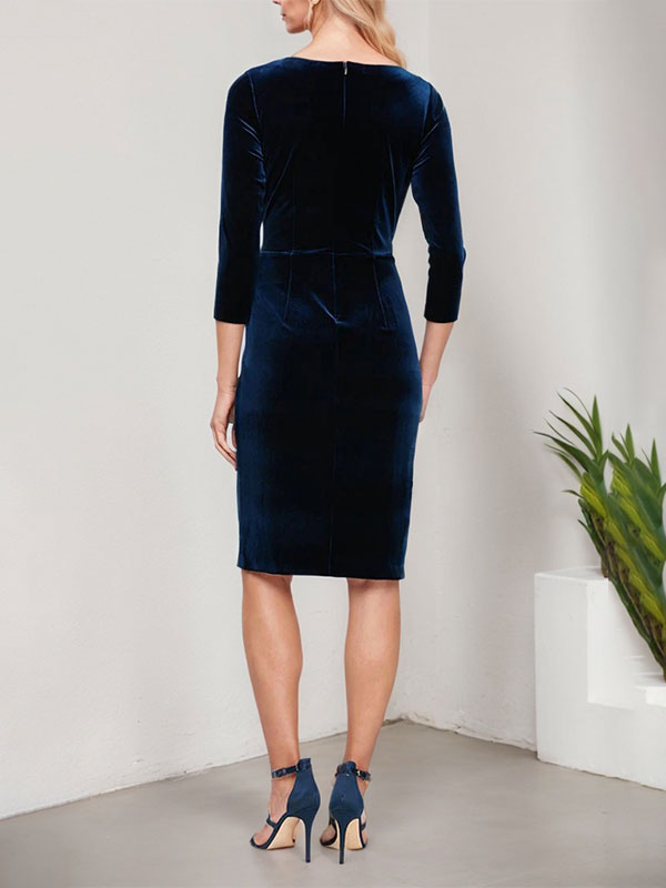 Vestido corto de terciopelo con escote cruzado, falda en cascada y detalle de adorno en la cadera.