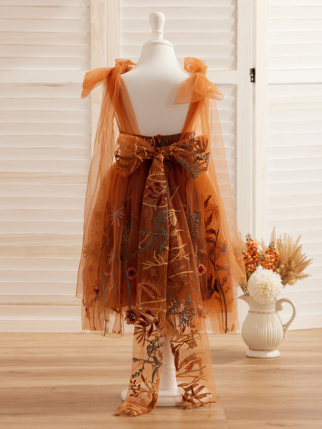 Knielanges Blumenmädchenkleid aus gebranntem orangefarbenem Spitzentüll mit Stickerei 