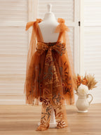 Knielanges Blumenmädchenkleid aus gebranntem orangefarbenem Spitzentüll mit Stickerei 