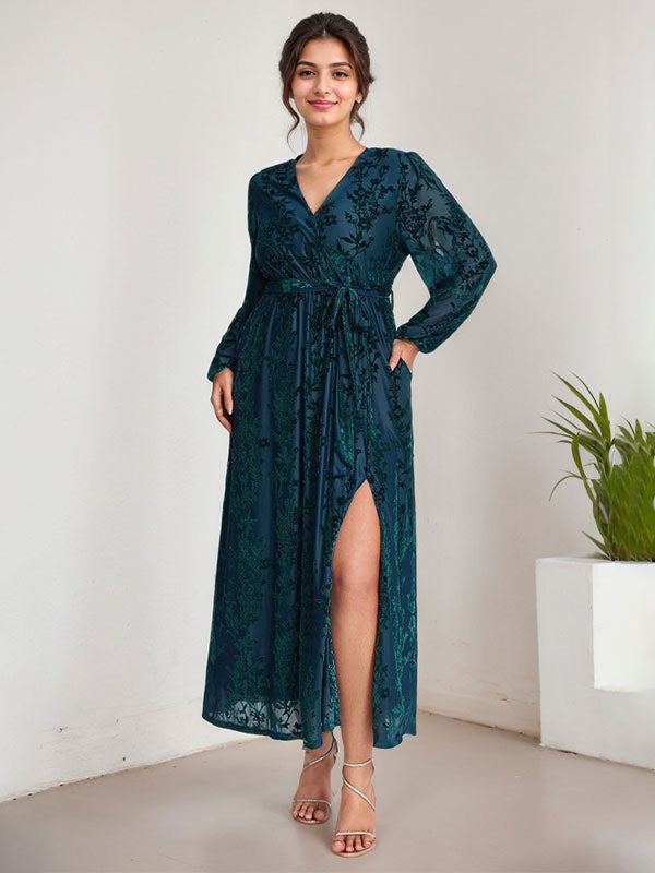 Vestido de novia de terciopelo con escote en V, mangas largas y corte A hasta la rodilla con abertura