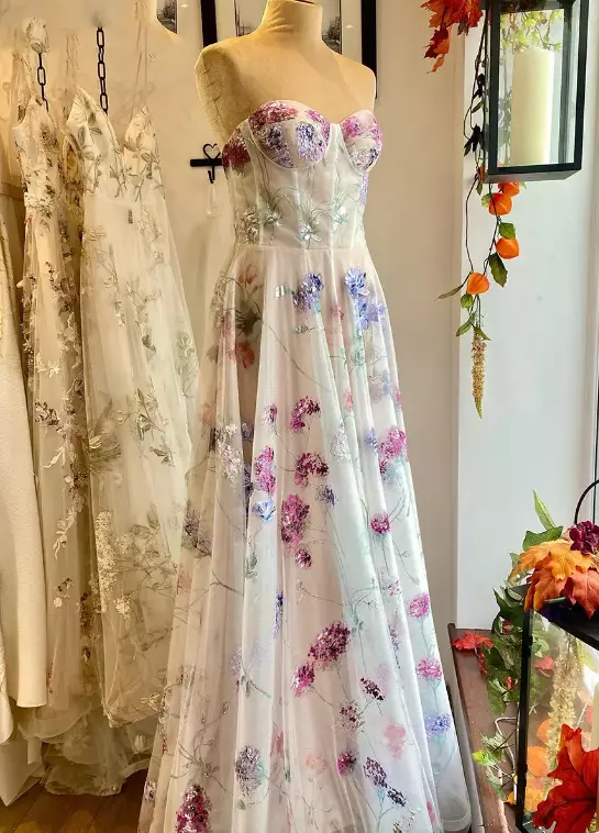 trägerloses A-Linien-Brautkleid mit Blumenmuster Y6970