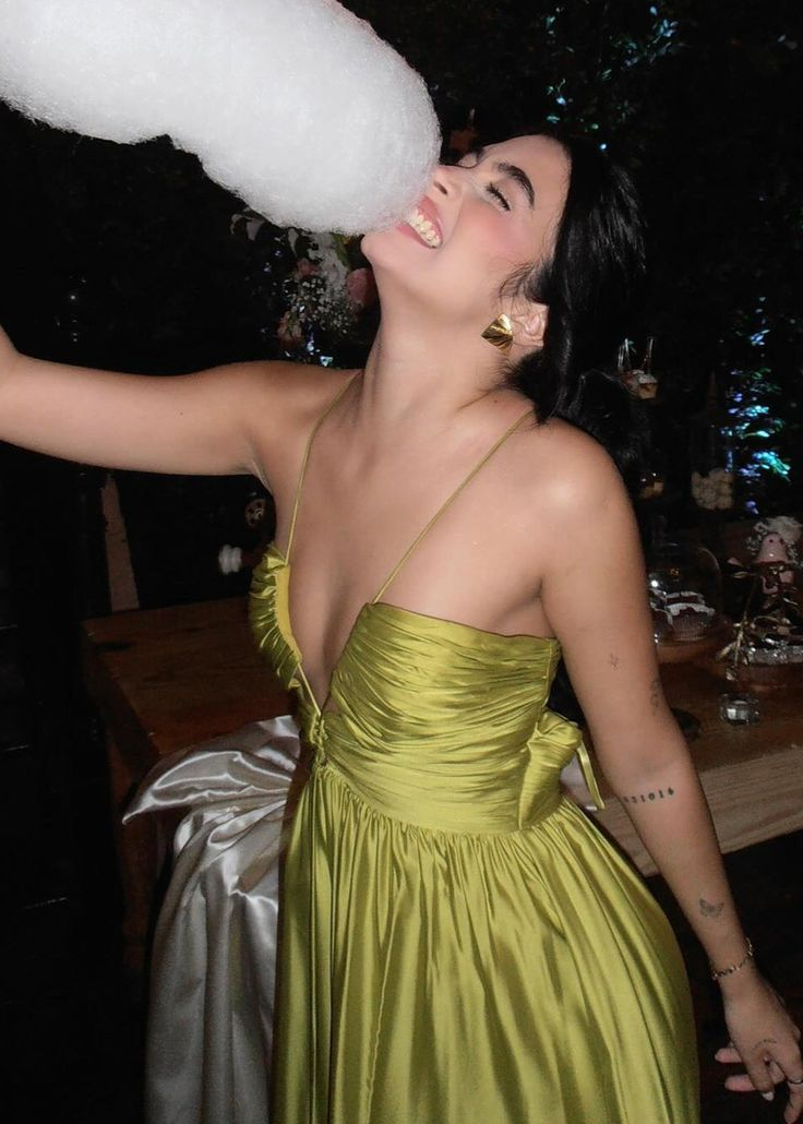 Schickes Neckholder-Abendkleid in Grün mit langen Rüschen aus Satin, formelles Abendkleid Y8098