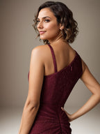 Vestido de madre de la novia con un solo hombro de malla metálica y corte rubí