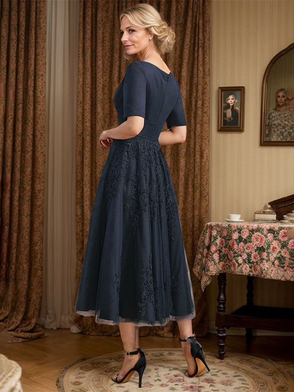 Vestido de madre de la novia de tul con encaje, escote en V y corte A hasta la rodilla con pliegues