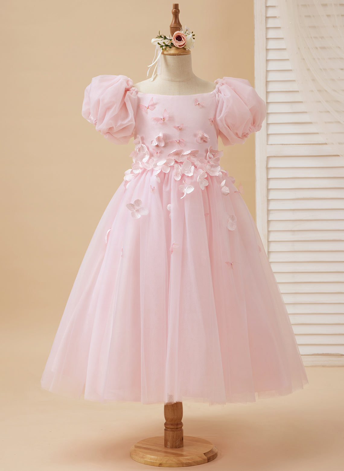 Wadenlanges Blumenmädchenkleid mit Puffärmeln, schulterfrei, 3D-Blumenapplikationen und Tüll 