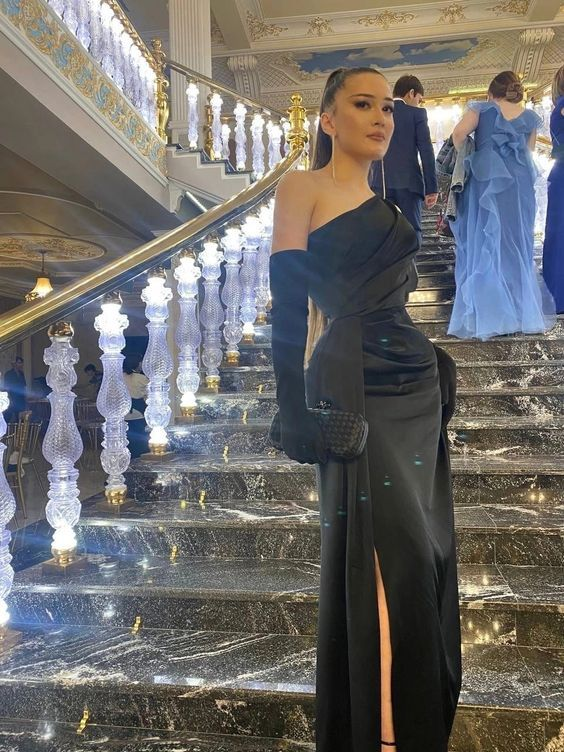 Sexy One-Shoulder-Slit Schwarz Abendkleid Ballkleid mit Handschuhen Y7686