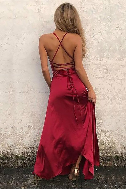 Vestido de fiesta con cuello halter, tirantes finos y espalda descubierta con abertura atrevida