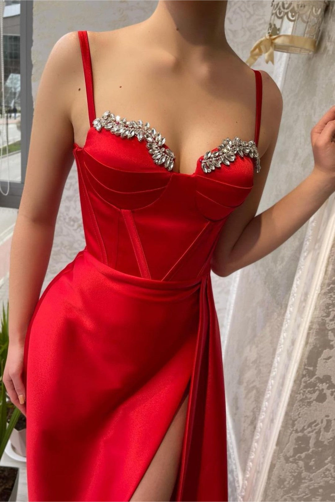 Rotes langes Meerjungfrau-Ballkleid aus Satin mit Spaghettiträgern und hohem Schlitz