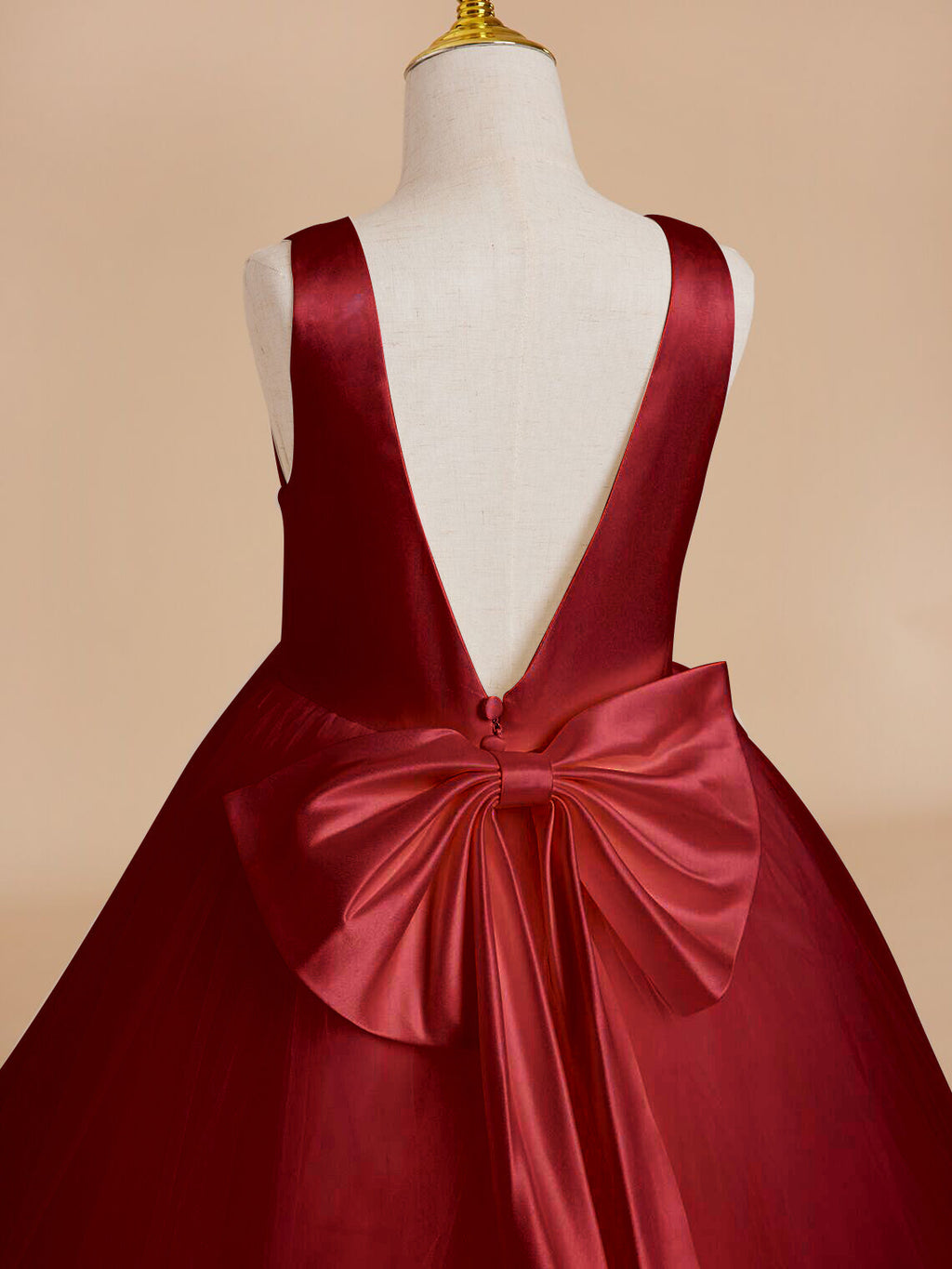 Klassisches weißes ärmelloses A-Linien-Blumenmädchenkleid aus Satin und Tüll 