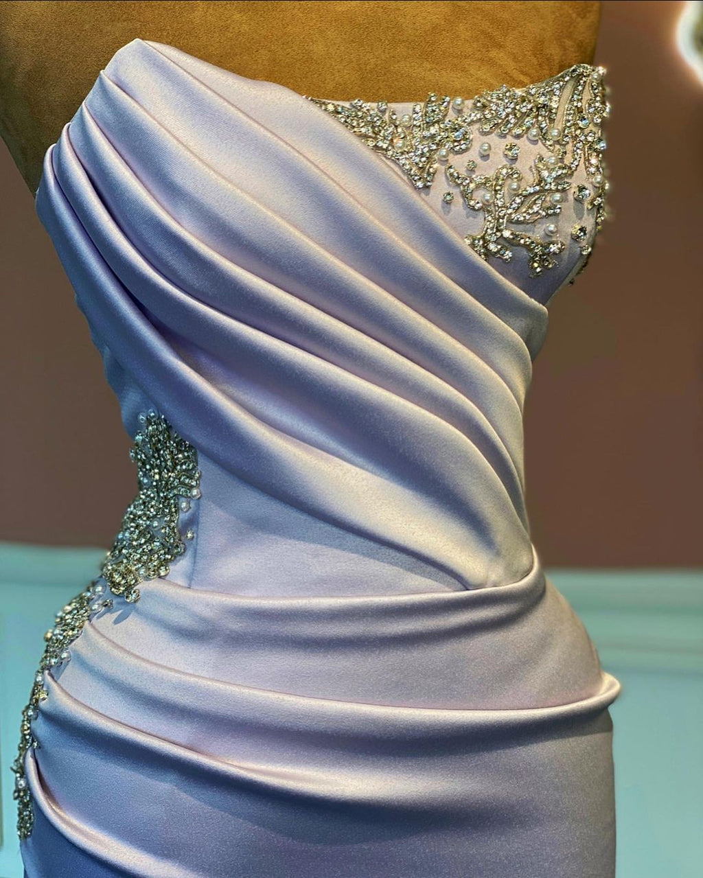 Vestido de fiesta largo drapeado de sirena sin tirantes y con abertura frontal