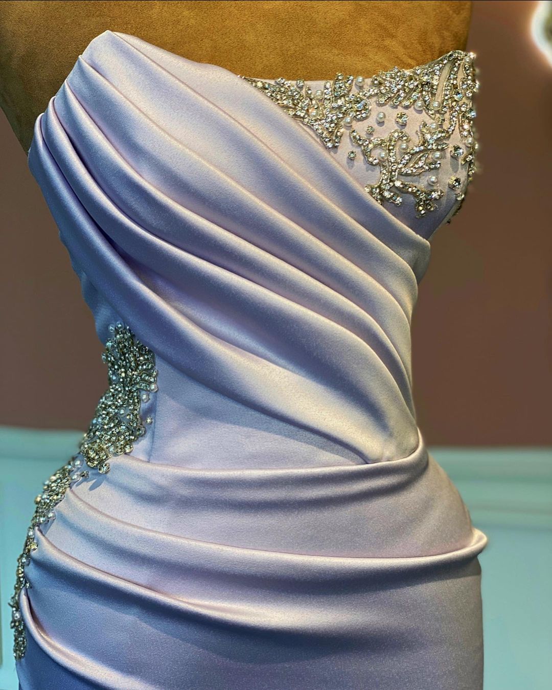 Vestido de fiesta largo drapeado de sirena sin tirantes y con abertura frontal