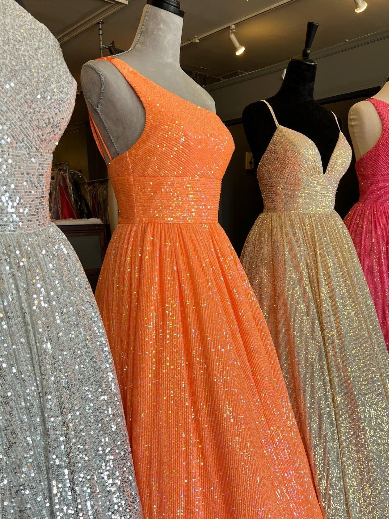 Charlee | A-Linien-Ballkleid mit One-Shoulder-Träger und Pailletten