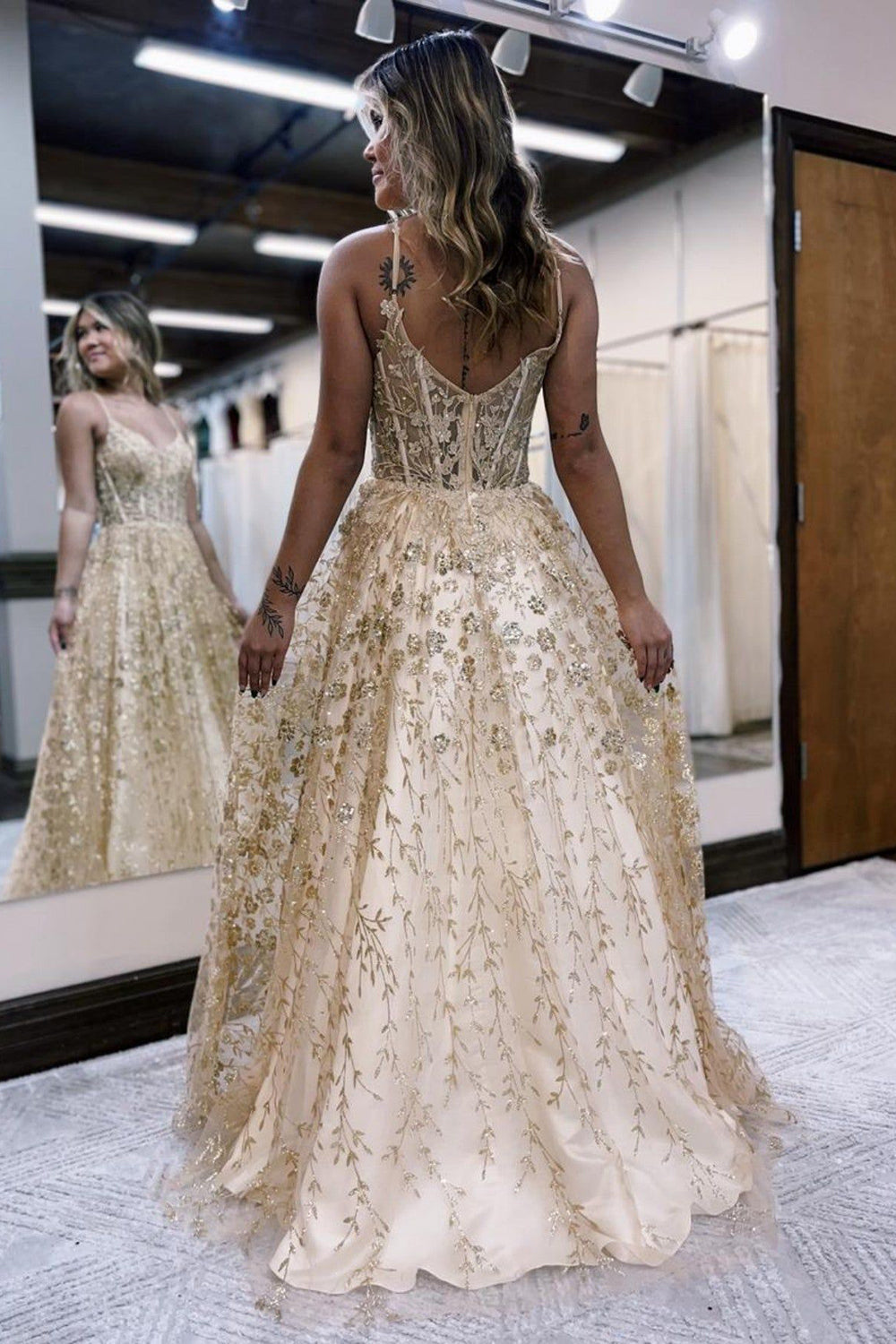 Vestido de fiesta con corsé lila, tirantes finos y apliques en forma de A