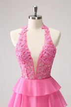 Hermoso vestido de fiesta rosa intenso con volantes, corsé escalonado, sin tirantes y con cuentas