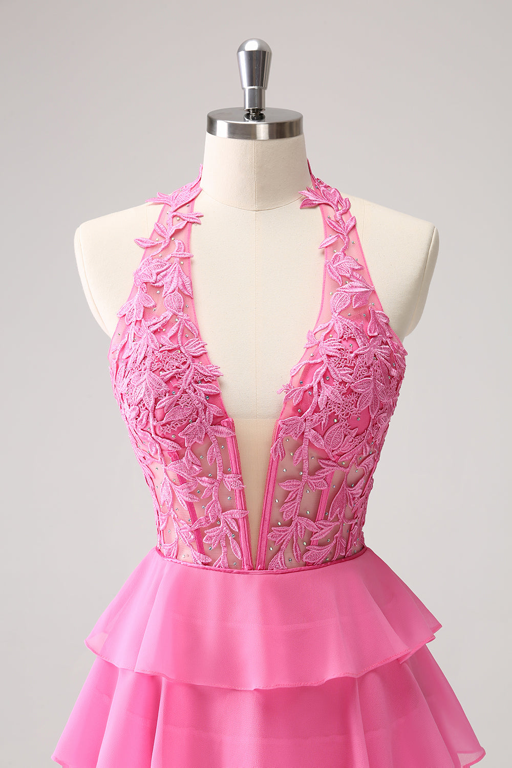 Hermoso vestido de fiesta rosa intenso con volantes, corsé escalonado, sin tirantes y con cuentas