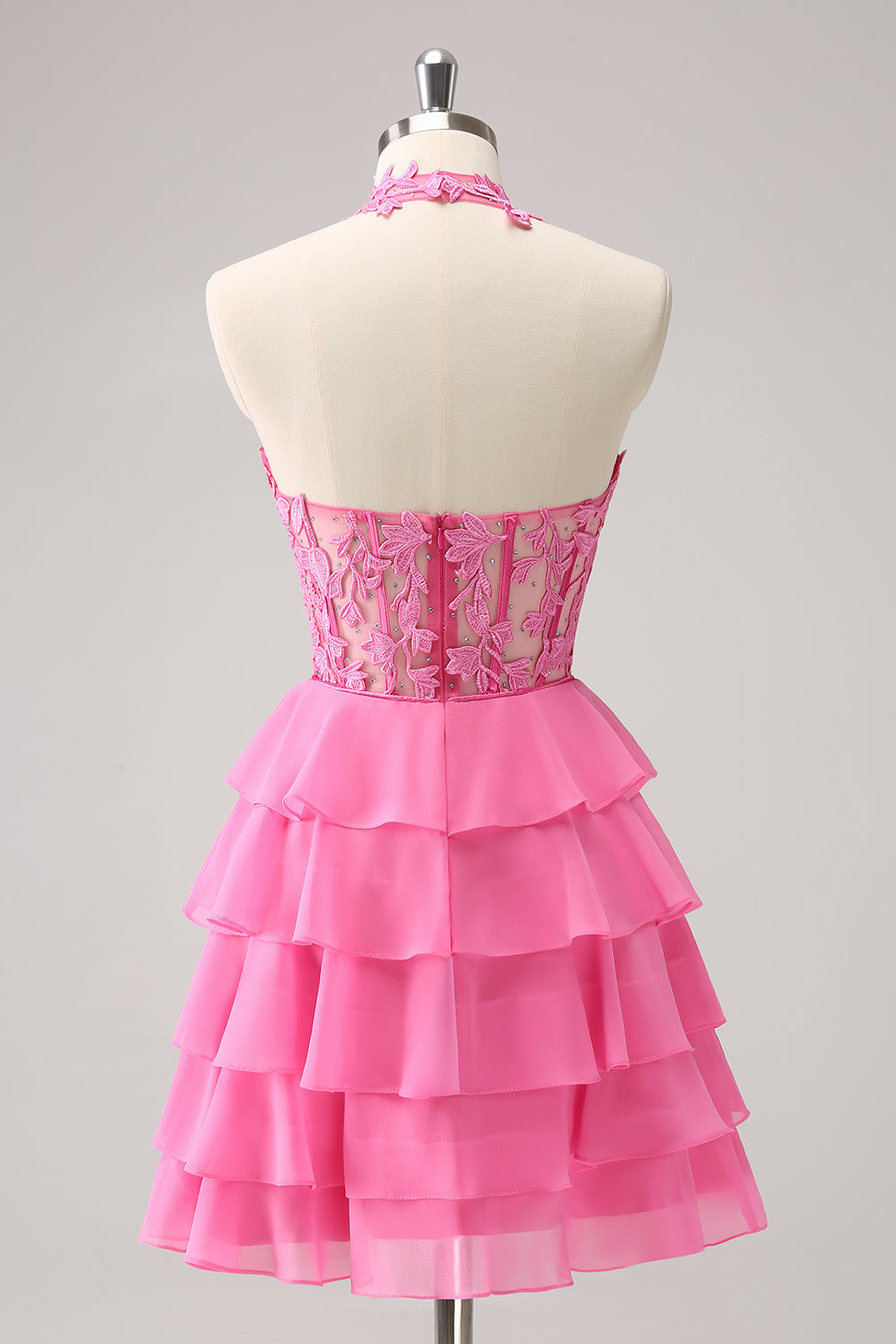 Hermoso vestido de fiesta rosa intenso con volantes, corsé escalonado, sin tirantes y con cuentas