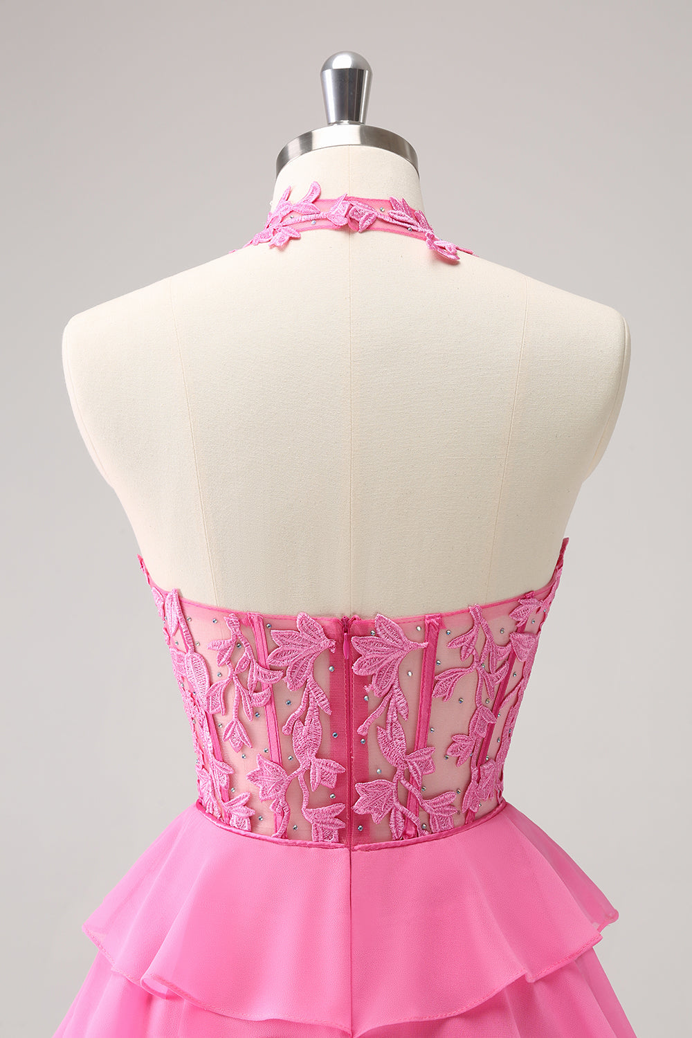 Hermoso vestido de fiesta rosa intenso con volantes, corsé escalonado, sin tirantes y con cuentas