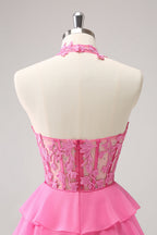 Hermoso vestido de fiesta rosa intenso con volantes, corsé escalonado, sin tirantes y con cuentas