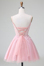 Vestido corto color rubor con tirantes finos, estilo corsé, corte A y apliques para fiesta de bienvenida.