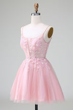 Vestido corto color rubor con tirantes finos, estilo corsé, corte A y apliques para fiesta de bienvenida.