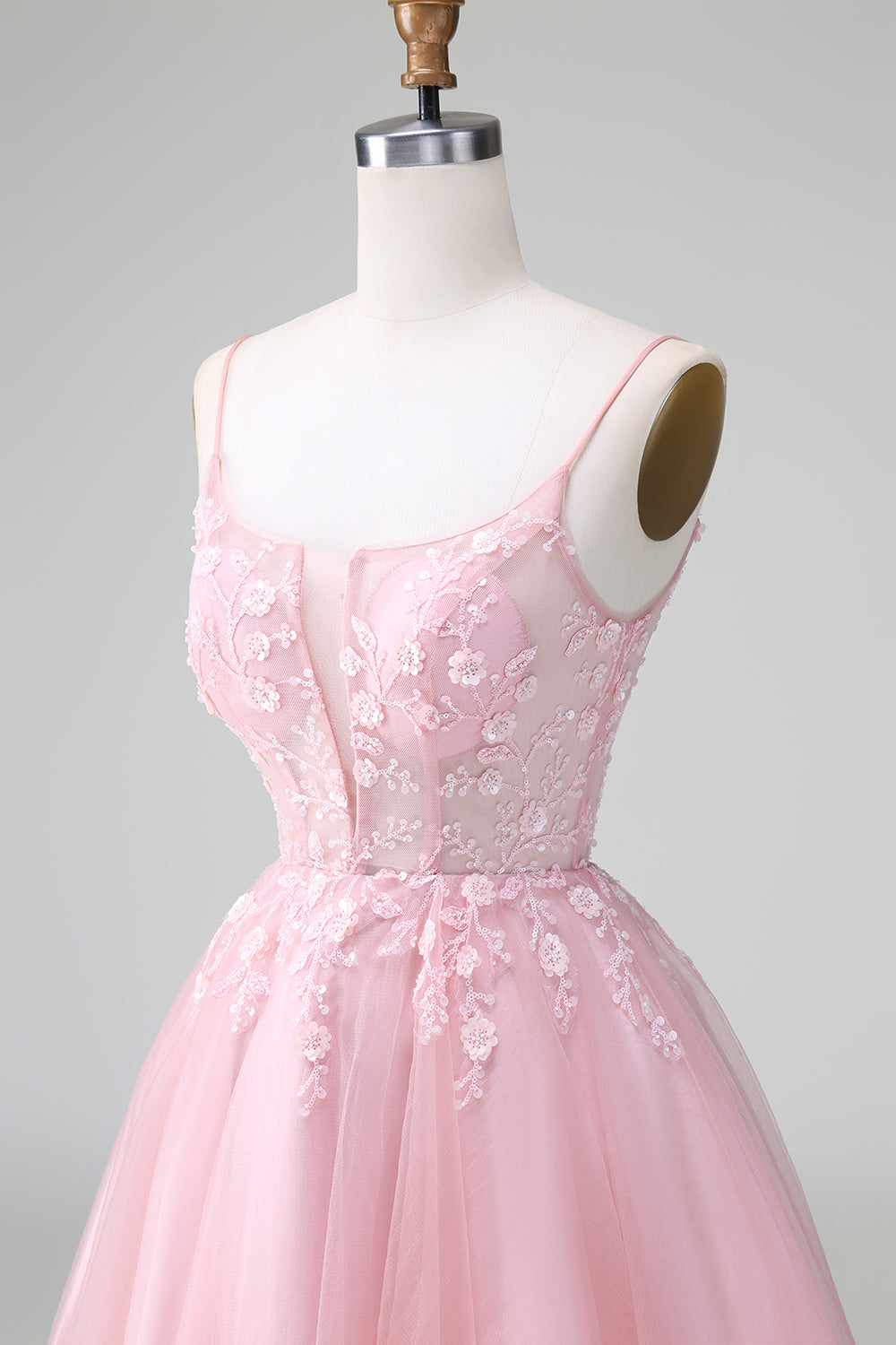 Vestido corto color rubor con tirantes finos, estilo corsé, corte A y apliques para fiesta de bienvenida.