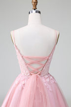 Vestido corto color rubor con tirantes finos, estilo corsé, corte A y apliques para fiesta de bienvenida.