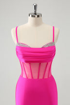 Vestido corto elegante de fiesta con corsé plisado y ajustado en color fucsia con cuentas