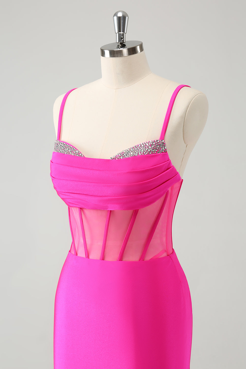 Vestido corto elegante de fiesta con corsé plisado y ajustado en color fucsia con cuentas