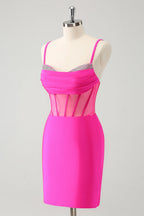 Vestido corto elegante de fiesta con corsé plisado y ajustado en color fucsia con cuentas