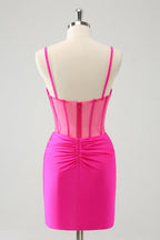 Vestido corto elegante de fiesta con corsé plisado y ajustado en color fucsia con cuentas