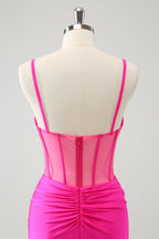 Vestido corto elegante de fiesta con corsé plisado y ajustado en color fucsia con cuentas