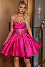 Lindo vestido de fiesta fucsia corto con escote en forma de A y corsé con cuentas