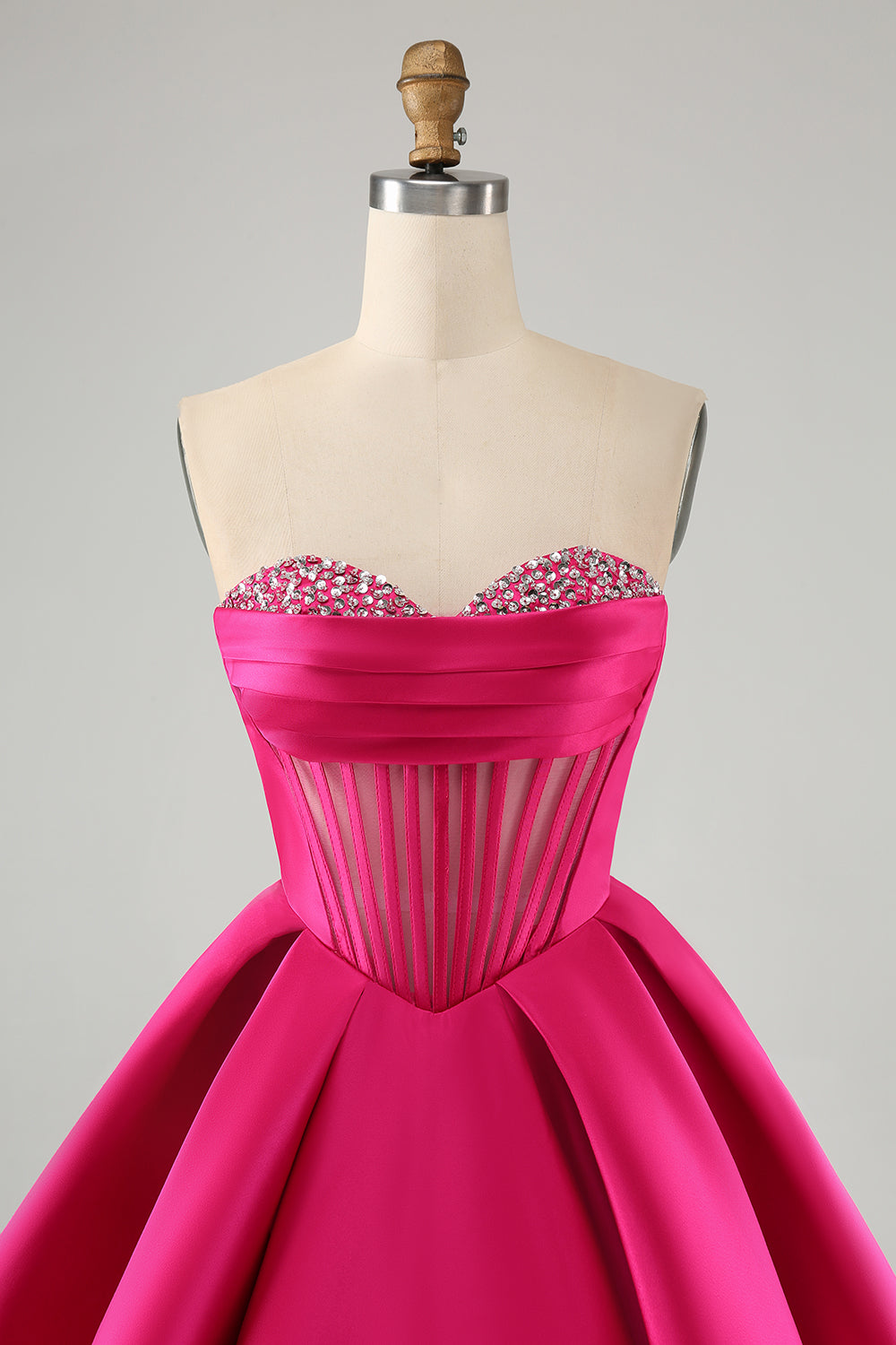 Hermoso vestido de fiesta corto fucsia con escote en forma de A y corsé con cuentas