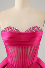 Hermoso vestido de fiesta corto fucsia con escote en forma de A y corsé con cuentas