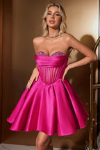 Lindo vestido de fiesta fucsia corto con escote en forma de A y corsé con cuentas