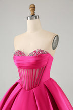 Hermoso vestido de fiesta corto fucsia con escote en forma de A y corsé con cuentas