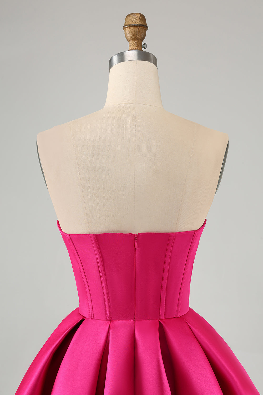 Hermoso vestido de fiesta corto fucsia con escote en forma de A y corsé con cuentas