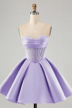 Hermoso vestido de fiesta corto fucsia con escote en forma de A y corsé con cuentas